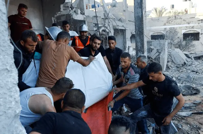 Palestinias carry dead body