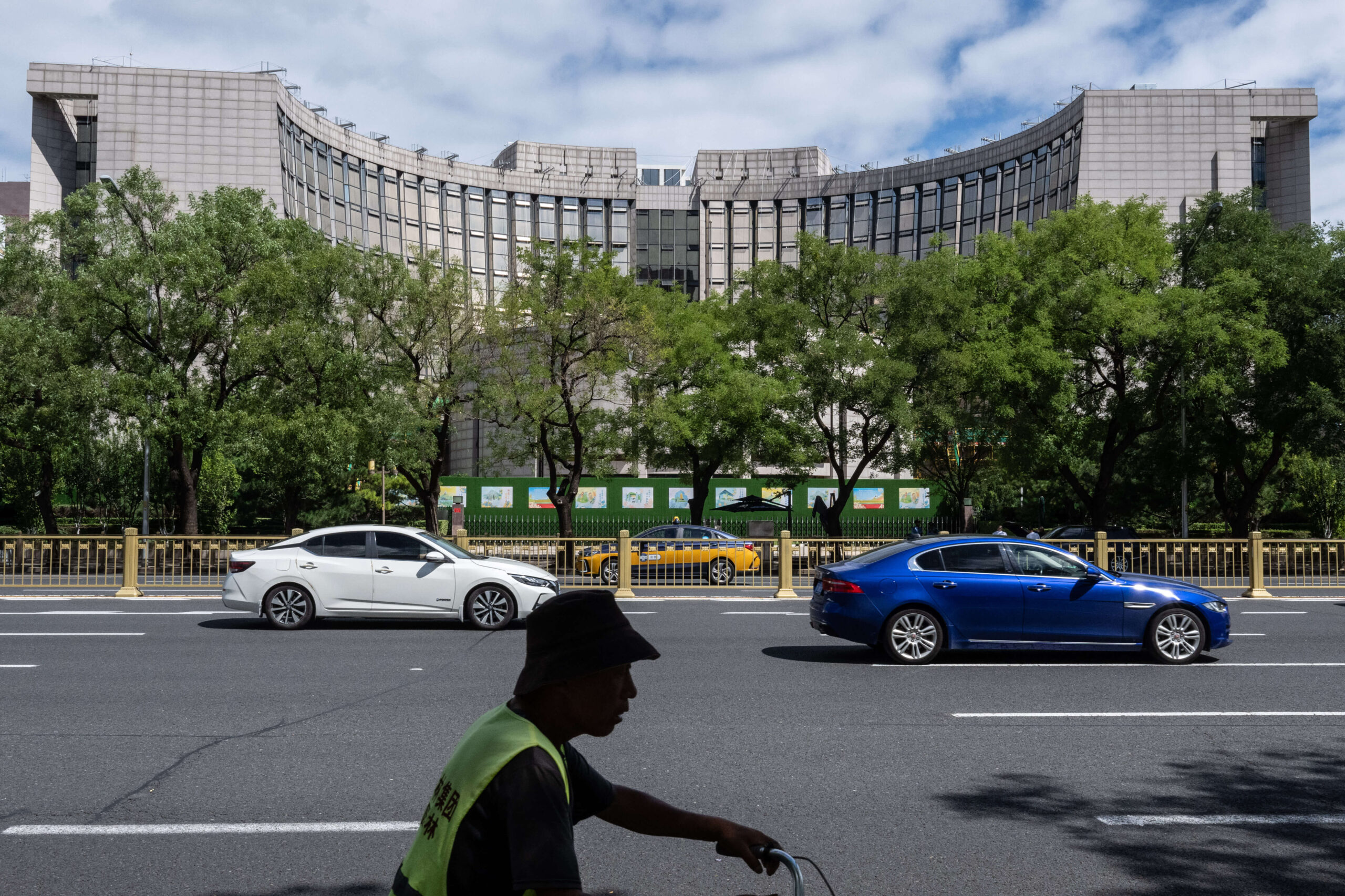 China’s Bank Loan Gauge Contracts for First Time in 19 Years